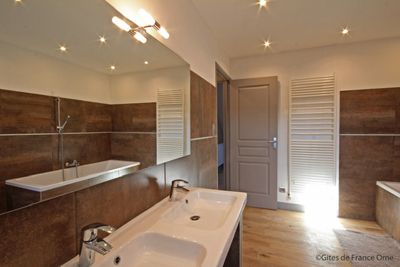 Une des salles de bains des Chambres d'hôtes, restaurant ou réceptions à vendre à Rives-d'Andaine, Orne
