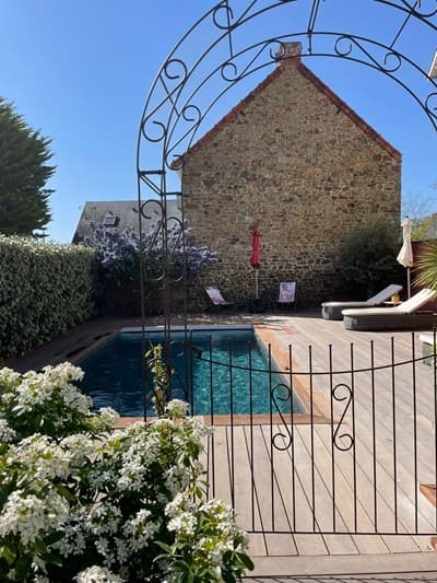 piscine des Chambres d'hôtes à vendre à St-Pair-sur-Mer dans la Manche