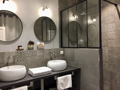 une des salles d'eau des Chambres d'hôtes à vendre à St-Pair-sur-Mer dans la Manche
