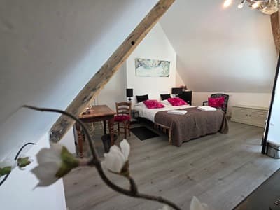 une des chambres de la Propriété avec gîtes et chambres d'hôtes à vendre à Pontorson dans la Manche