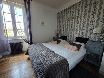 une des chambres de la Propriété avec gîtes et chambres d'hôtes à vendre à Pontorson dans la Manche