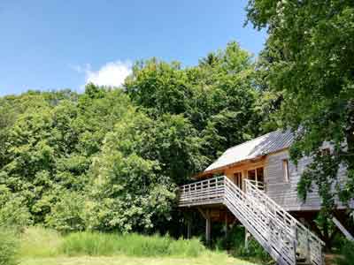 Une des cabanes d'hôtes à vendre à St-Mard-de-Reno dans l'Orne