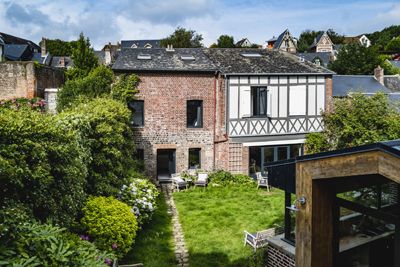 la vue sur les deux tiny houses depuis les chambres d'hôtes à vendre à Veules-les-Roses en Seine-Maritime