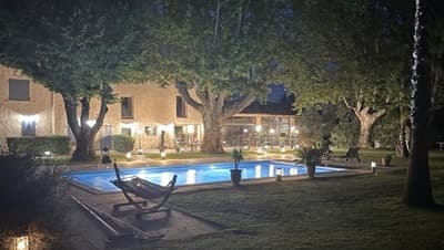 Vue de nuit, piscine et façade des Chambres d'hôtes et gîte à vendre Isle-sur-la-Sorgue en Vaucluse