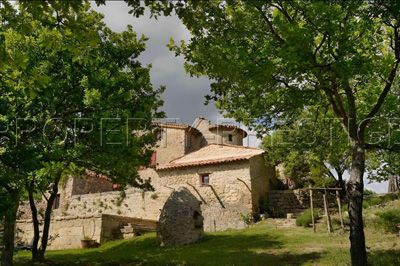 Ferme templière avec Gîtes à vendre à Bauduen dans le Var