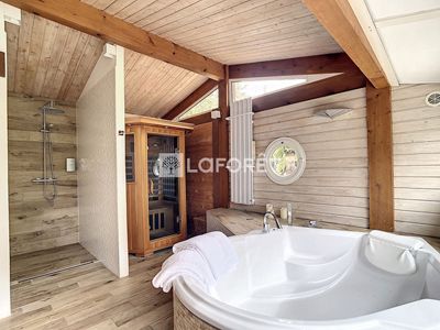 une des salles de bains des Chambres d'hôtes à vendre à Cavalaire-sur-Mer dans le Var