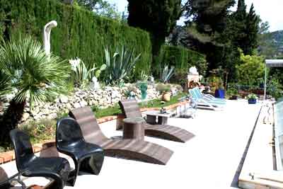 Terrasse au soleil bord de piscine des Chambres d'hôtes et gîte à vendre à Peymeinade au Pays de Grasse