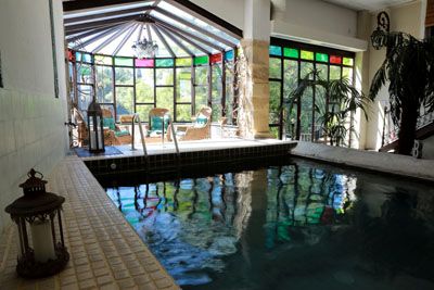 Piscine intérieure des Chambres d'hôtes à vendre à Orange en Vaucluse