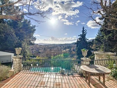 Terrasse avec vue de la Propriété pour chambres d'hôtes à vendre à Roquevaire dans les Bouches-du-Rhône