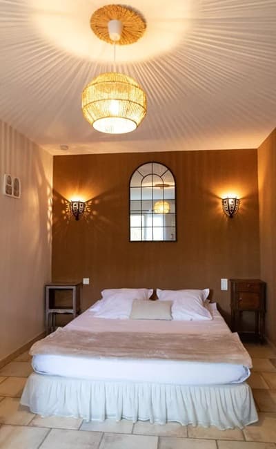 une des Chambres d'hôtes à vendre à Lacoste en Luberon, Vaucluse