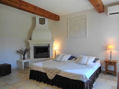 une des Chambres d'hôtes à vendre à Lacoste en Luberon, Vaucluse
