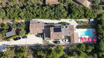 Vue aérienne de la propriété avec Gîte et chambres d'hôtes à vendre près Gordes dans le Vaucluse