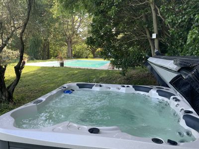 Bains à remous et piscine Chambres d'hôtes et gîte à vendre zone Puyvert - Lourmarin en Vaucluse