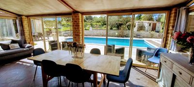 Salle à manger vue piscine des Hébergements touristiques à vendre à Meyreuil dans les Bouches-du-Rhône