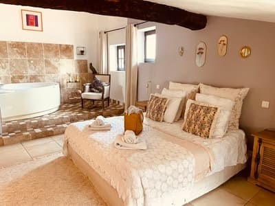 une des Chambres d'hôtes à vendre avec piscine à Pernes-les-Fontaines en Vaucluse