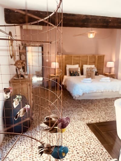 une des Chambres d'hôtes à vendre avec piscine à Pernes-les-Fontaines en Vaucluse