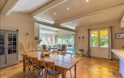 salle à manger des Chambres d'hôtes à vendre à Roussillon en Vaucluse