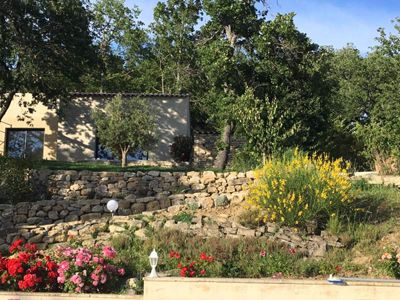 jardin des Chambres d’hôtes à vendre à 10 mn de L’Isle-sur-la-Sorgues en Luberon