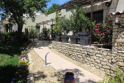 jardin des Chambres d’hôtes à vendre à 10 mn de L’Isle-sur-la-Sorgues en Luberon