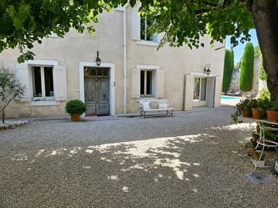 façade des Chambres d'hôtes à vendre à Velleron dans le Vaucluse 