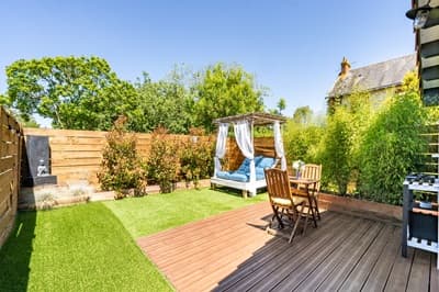 jardin de la propriété avec gîtes à vendre à Challans en Vendée