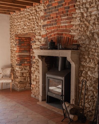 cheminée des Chambres d'hôtes à vendre à Sainte Sabine sur Longève dans la Sarthe