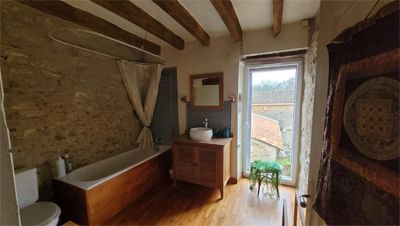 salle de bains des Chambres d'hôtes à vendre à Doué-en-Anjou en  Maine-et-Loire