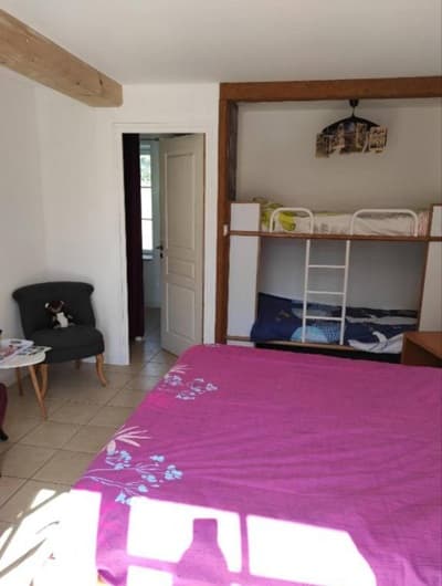 une des chambres de la Maison d'hôtes à vendre à Tonnay-Boutonne en Charente Maritime