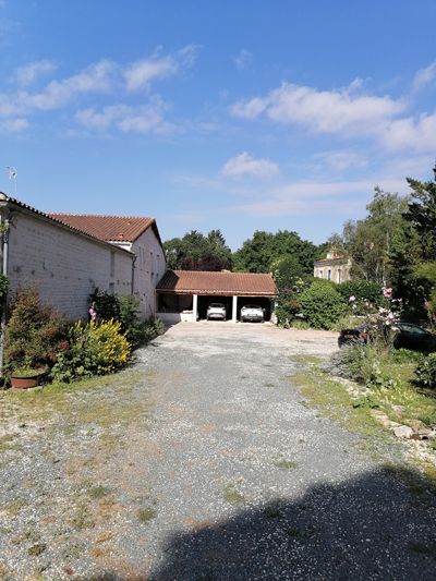 garage et dépendances des Chambres d'hôtes à vendre à Marsais en Charente-Maritime
