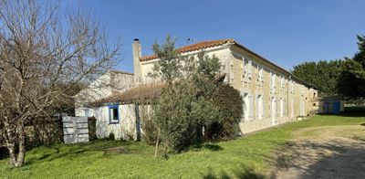 Un des bâtiments de la Propriété à vendre avec gîtes et moulin axe Surgères Rochefort