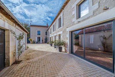 Chambres d'hôtes à vendre à Neuville de Poitou dans la Vienne