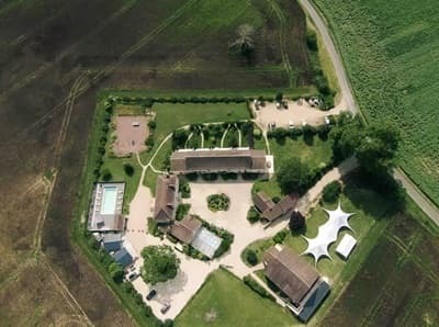 vue arienne de la proprité avec Gîtes à vendre près du Futuroscope dans la Vienne