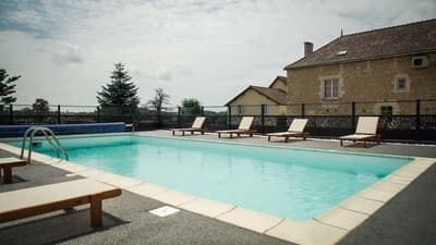 piscine extérieure des Gîtes à vendre près du Futuroscope dans la Vienne