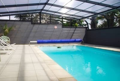 piscine intérieure des Gîtes à vendre près du Futuroscope dans la Vienne