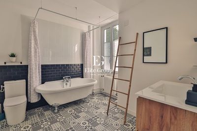 une des salles de bains de la Propriété avec gîte à vendre à Saint-Claud en Charente