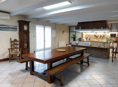 salle à manger des Gîtes et Chambres d’hôtes à vendre proche de La Rochelle en Charente-Maritime