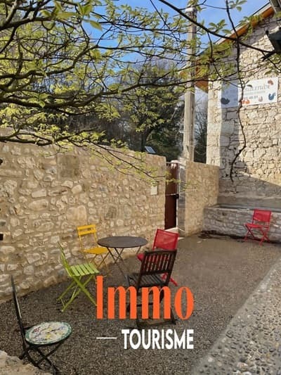 Terrasse et petit déjeuner des Chambres d'hôtes et gîtes à vendre Grand-Colombier dans l'Ain