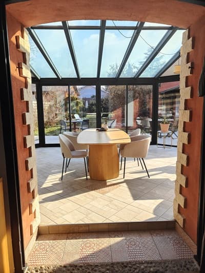 véranda et jardin des Chambres d'hôtes à vendre Le Mottier en Isère