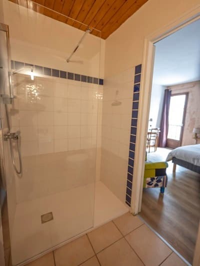 une des pièces d'eau des Chambres d'hôtes à vendre près du lac d'Annecy en Haute-Savoie