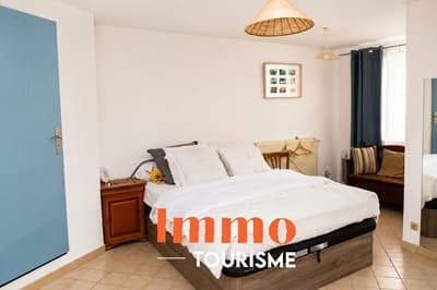 une des chambres d'hôtes à vendre à St Antoine l'Abbaye en Isère 